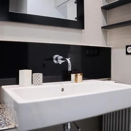 Elegant 2br Retreat In The 9th * Paris